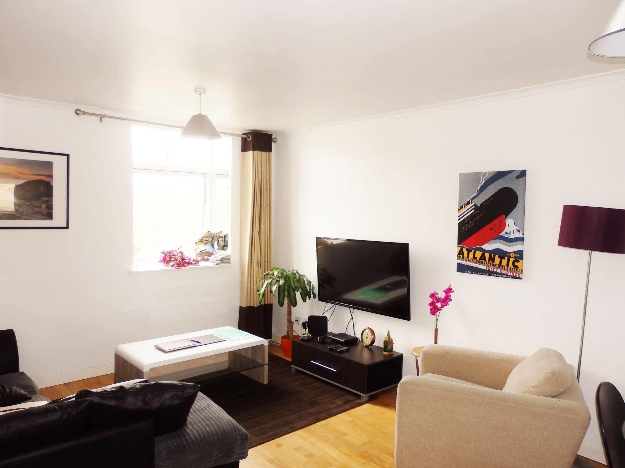 בלפסט Excellent Location - City Centre - Parking - 4 Beds -2 Bedrooms מראה חיצוני תמונה